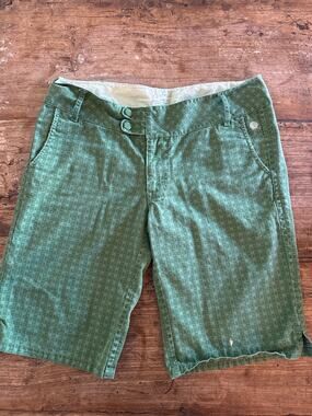 Vintage Fossil green women’s low rise Y2k Bermuda shorts 8